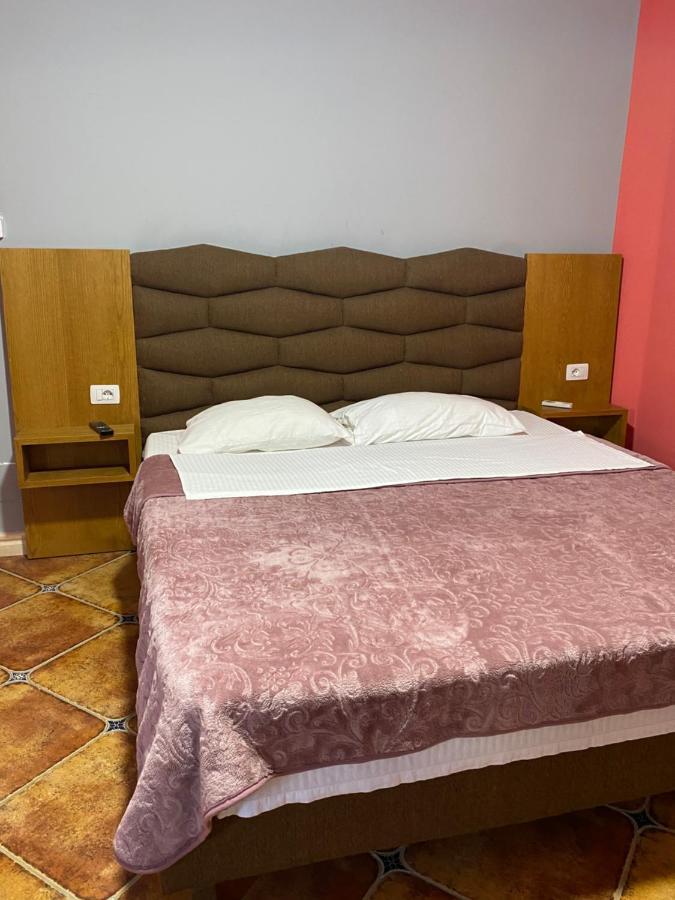 Pilo Lala Hotel Lushnje Экстерьер фото